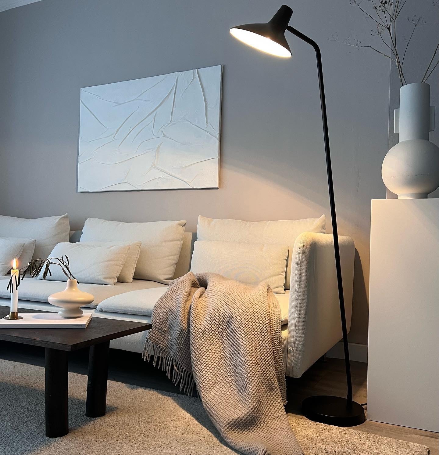 Black Arc Floor Lamp with Adjustable Curved Head – Modern Industrial Standing Lamp for Stylish Home Lighting 4