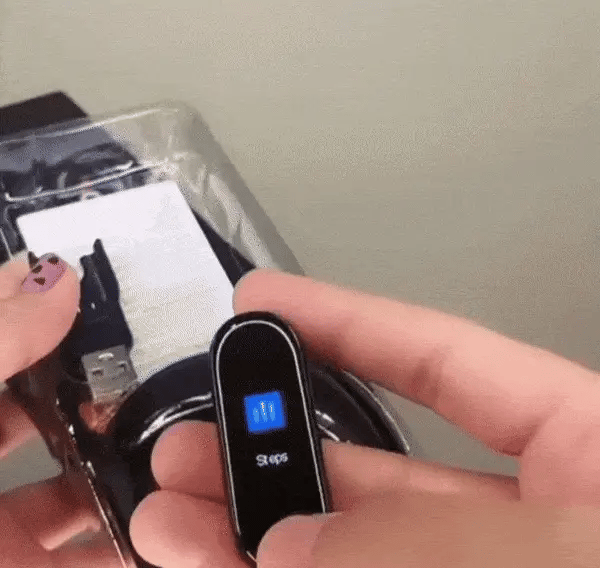 Ceas inteligent pentru copii KidzTrack Pro cu GPS și pedometru