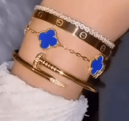 シルバクローブ クローバー 繊細なブレスレット 四つの花のチャーム付き