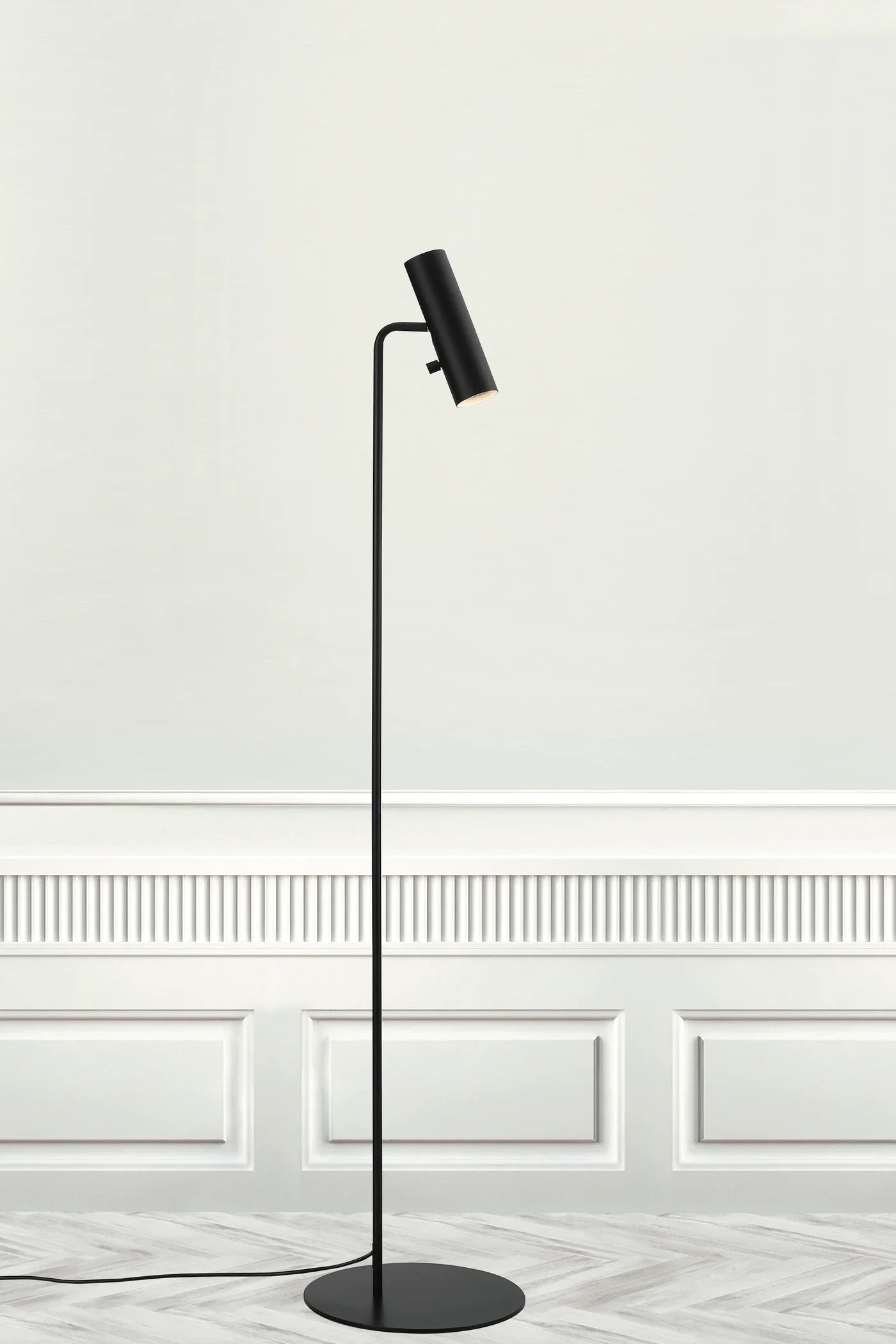 Modern Black Floor Lamp with Adjustable Head – Minimalistic Standing Lamp for Living Room Decor 2