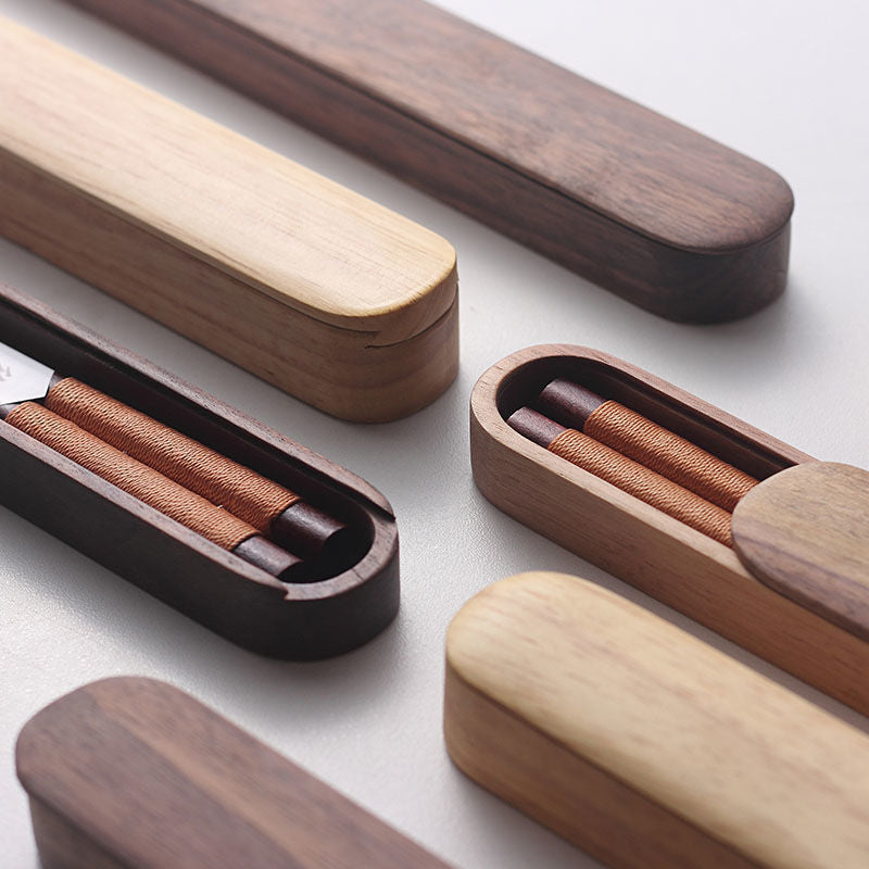 Baguettes en noyer noir Nova dans une boîte en bois avec fil