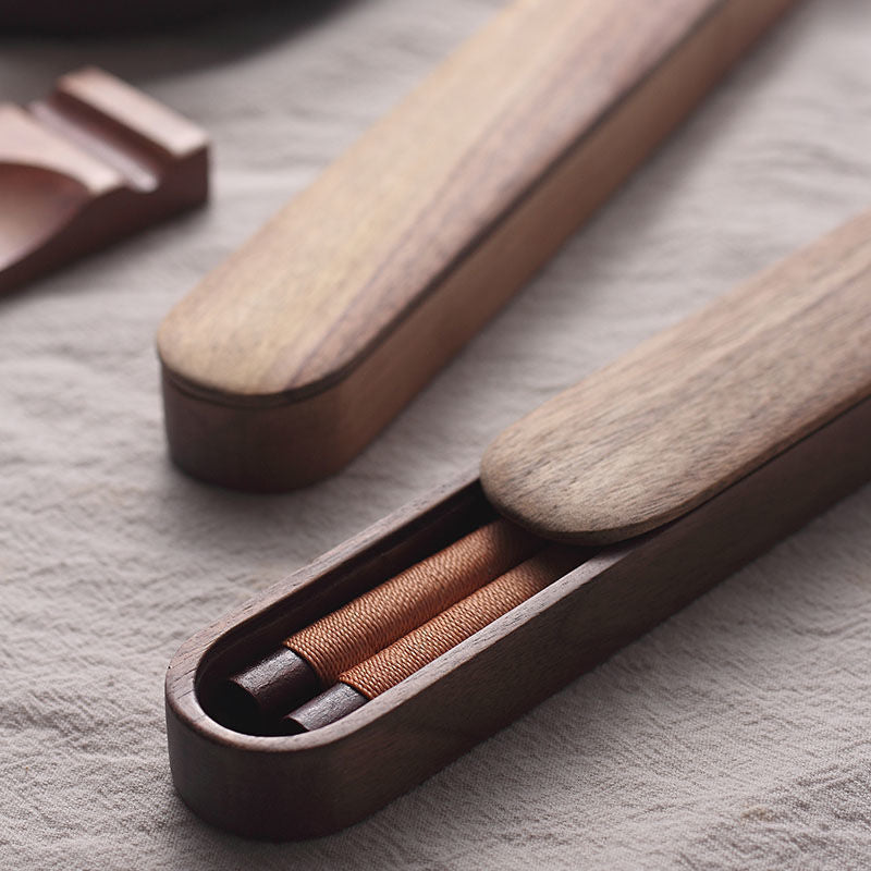 Baguettes en noyer noir Nova dans une boîte en bois avec fil