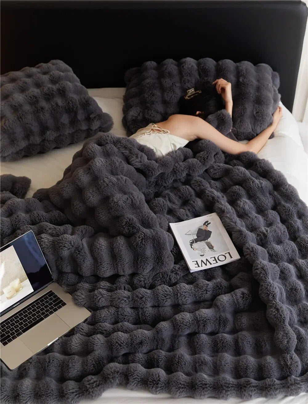WinterGlow Plush Wool Blanket By AurynWool, Ultra Soft Cozy Throw For Cold Nights And Luxurious Comfort
